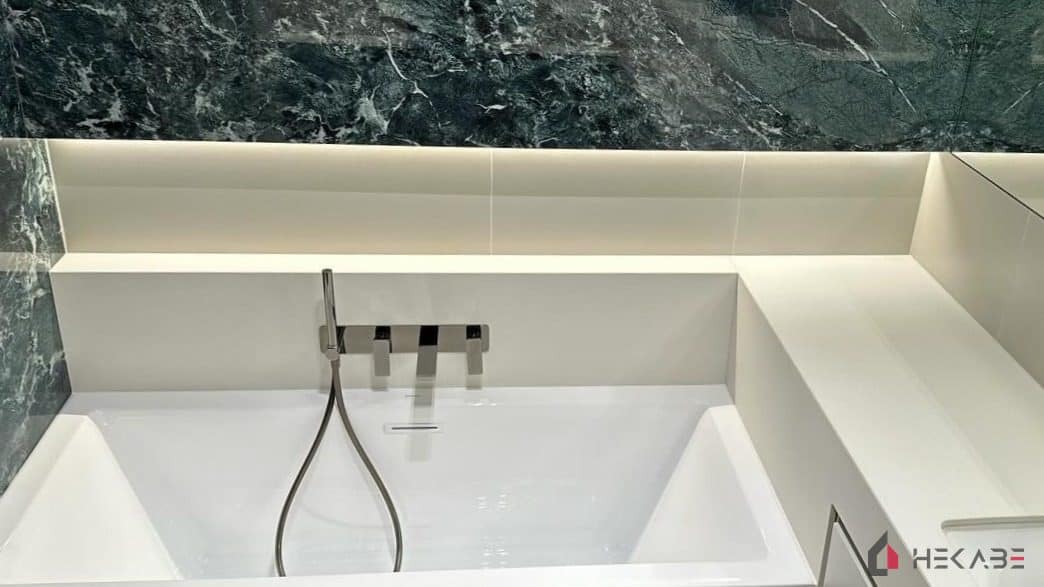 Ściana z mikrocementu — apartament Atal Towers Katowice