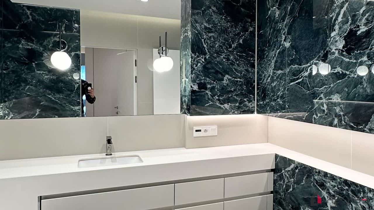 Łazienka premium — mikrocement i wielkoformatowe płytki gresowe