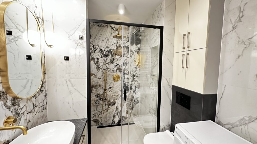 Łazienka z kabiną prysznicową i marmurem — spokój i elegancja, Hekabe Katowice