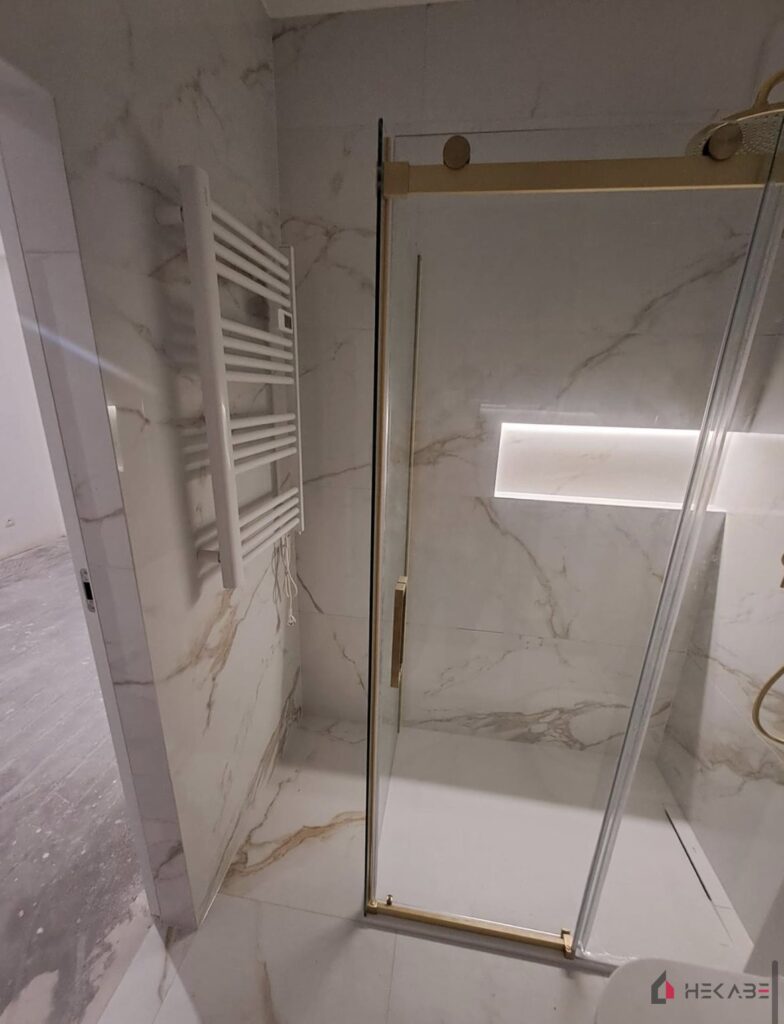 Łazienka Korfantego Katowice — projekt Hekabe, wykończenia wnętrz premium