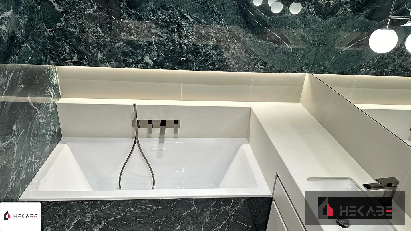 Luksusowa lazienka z zielonym marmurem w Atal Towers Katowice — realizacja Hekabe