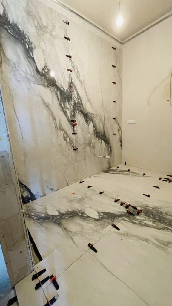 Układanie płytek marmurowych w łazience — realizacja remontu Hekabe Katowice