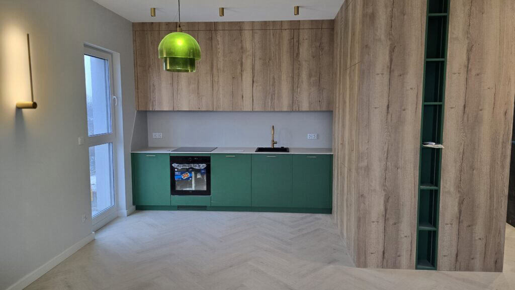 Nowoczesna kuchnia w kolorze zielonym z drewnem — wykończenie pod klucz Katowice